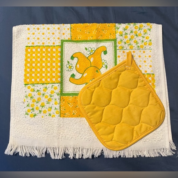 🛑SOLD🛑 Vintage tea towel & pot holder - Picture 2 of 2